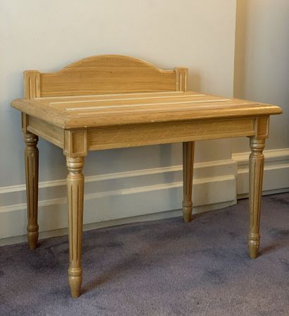 Luggage stand in natural wood and veneer...