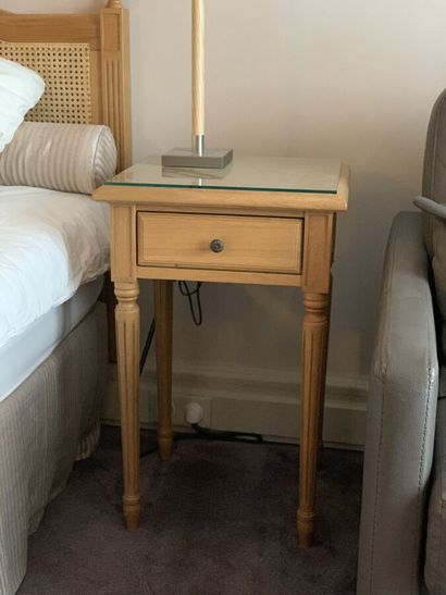 Pair of bedside tables in natural wood 

Louis...