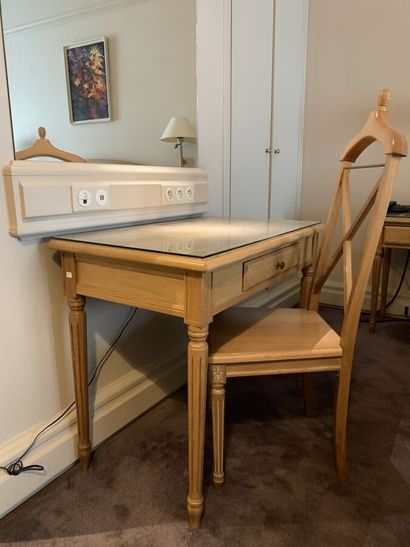 Small desk in natural wood molded on three...