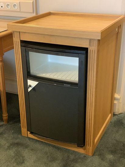 Mini bar (missing upper glass and traces...