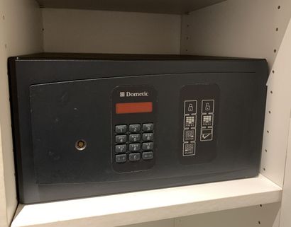Small Dometic safe

Height: 19 cm - Width:...