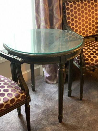 Pedestal table in dark stained wood and veneer...