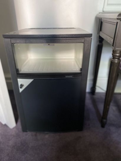 Mini-bar in dark stained wood and veneer...