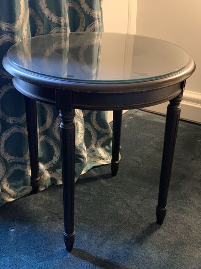 Pedestal table in dark stained wood and veneer...