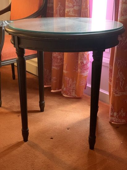 Pedestal table in dark stained wood and veneer...
