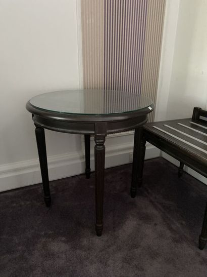 Pedestal table in dark stained wood and veneer...