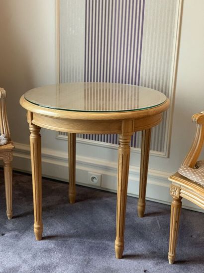Pedestal table in natural wood and veneer.

Louis...