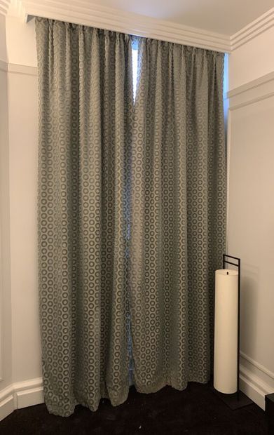 Paire de rideaux doublés à fond beige, à...