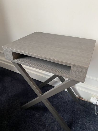 Suite de trois tables de chevet à piètement...