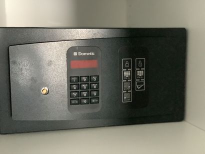 Petit coffre-fort Dometic (Manque un cache).

Hauteur...