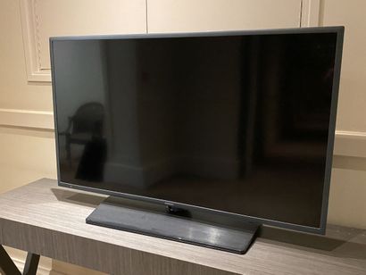 Téléviseur SAMSUNG écran plat sur pied 

Dimensions...