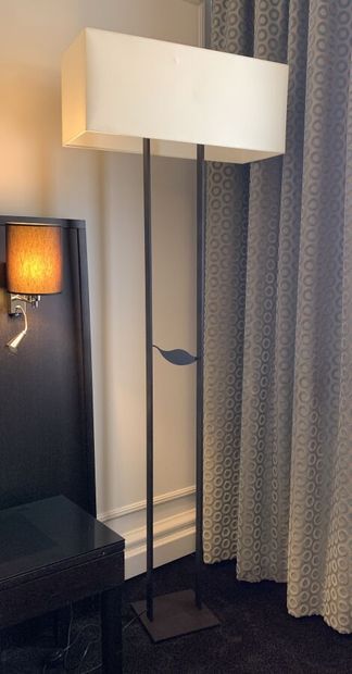 Lampadaire à deux montants réunit par un...