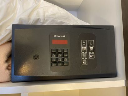 Petit coffre-fort à code à clavier de marque...