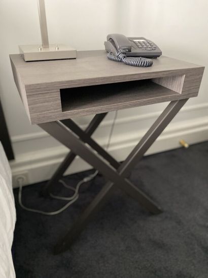 Trois tables de chevet à piètement métalliques...
