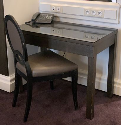 Petit bureau en bois de placage teinté noir...