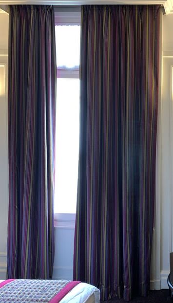 Paire de rideaux doublés, tissu à décor de...
