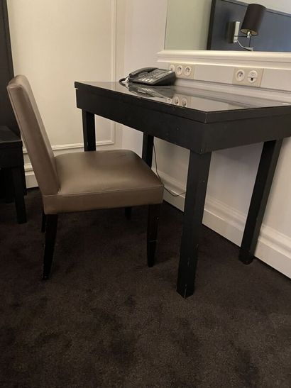 Bureau rectangulaire en bois comportant deux...