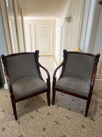 Paire de fauteuils en bois verni à dossier...