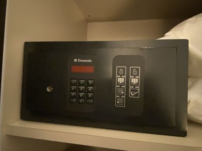 Petit coffre-fort à code à clavier de marque...