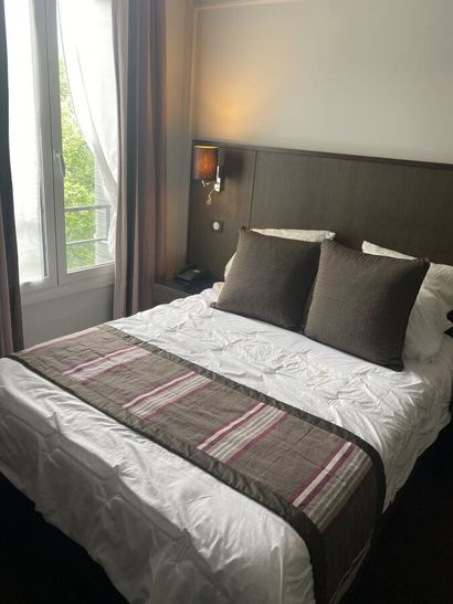 Lit double composé d'un sommier, un matelas,...