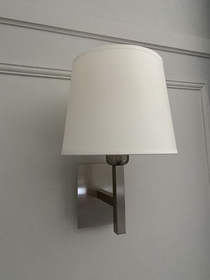 Paire d'appliques en acier chromé à une lumière

Hauteur...