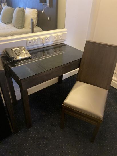 Petit bureau en mélaminé noir ouvrant à deux...