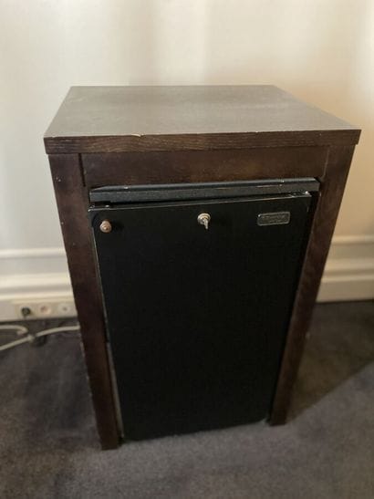 Meuble mini-bar en mélaminé imitation bois...