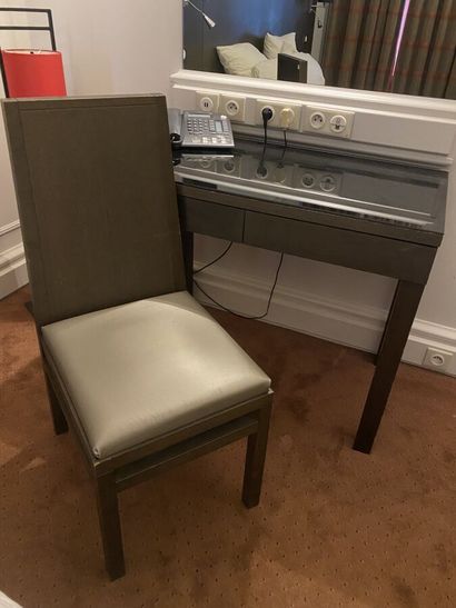 Petit bureau en mélaminé noir ouvrant à deux...