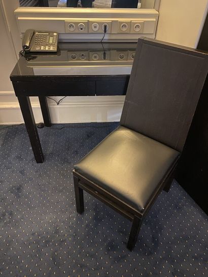 Petit bureau en mélaminé noir ouvrant à deux...