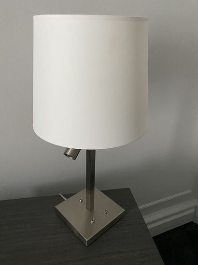 Paire de lampes de chevet en métal chromé...