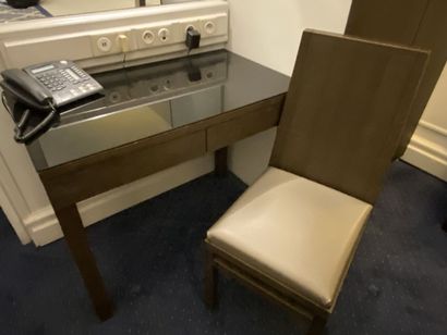 Petit bureau en mélaminé noir ouvrant à deux...