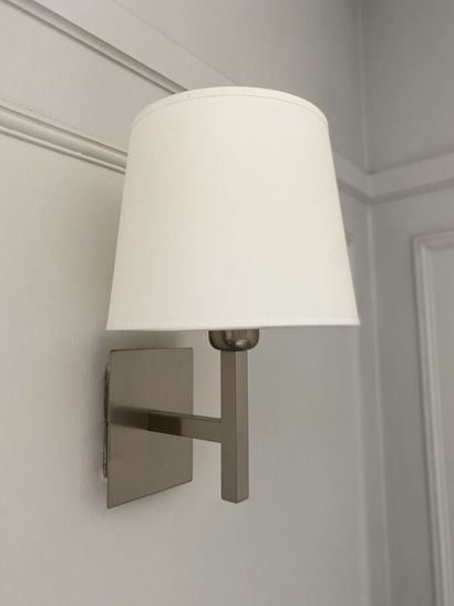 Paire d'appliques en acier chromé à une lumière

Hauteur...
