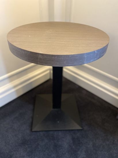 Table guéridon, piètement en acier laqué...