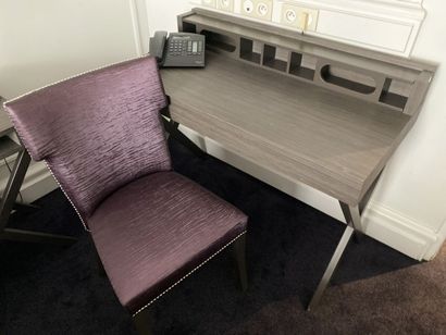 Bureau rectangulaire à piètement métallique...