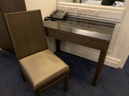 Petit bureau en mélaminé noir ouvrant à deux...