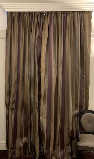 Paire de rideaux doublés, tissu à décor de...