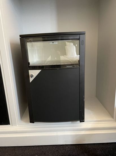 Minibar en bois foncé fermant à clé

Dimensions...