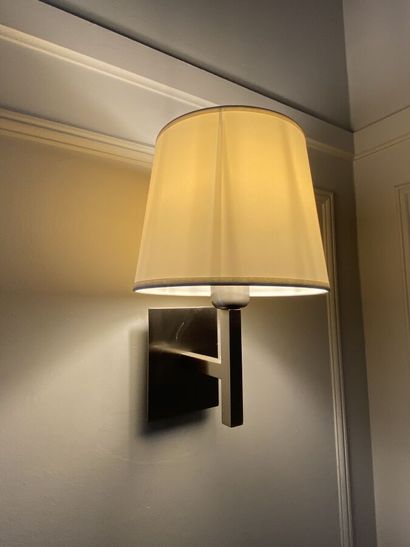 Paire d'appliques en acier chromé à une lumière

Hauteur...