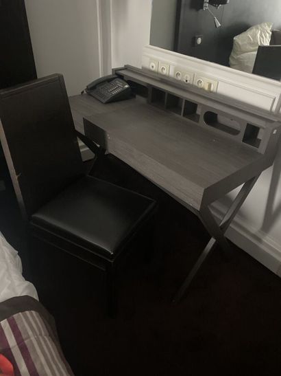Bureau rectangulaire à piètement métallique...