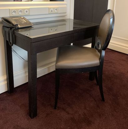 Petit bureau en bois de placage teinté noir...