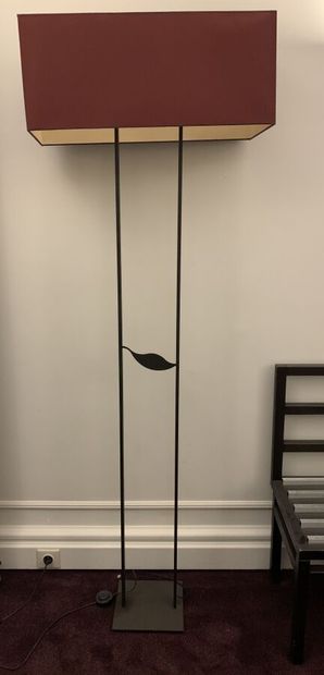 Lampadaire à deux montants réunit par un...