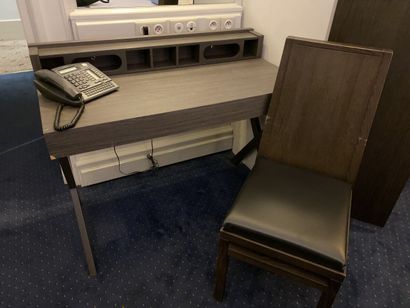 Bureau rectangulaire à piètement métallique...