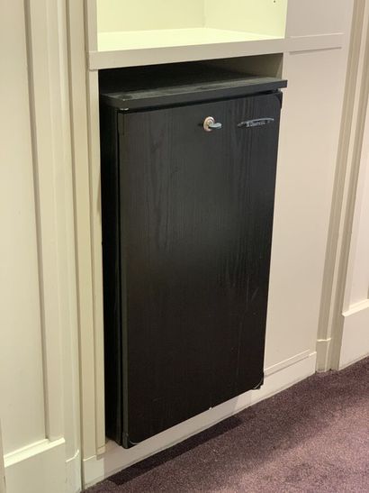 Mini bar (Usures et accidents).

Hauteur:...