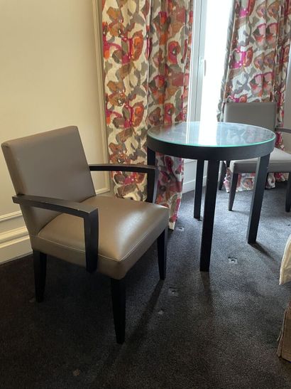Deux fauteuils en bois garnis de skai taupe...