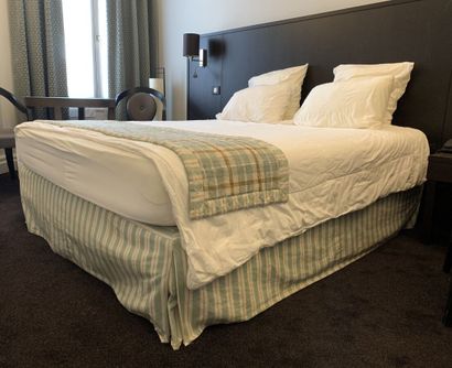 Un lit double sur un seul sommier.

 200...