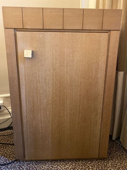 Meuble mini-bar en imitation bois clair ouvrant...