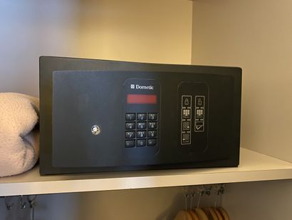 Petit coffre-fort à code à clavier de marque...
