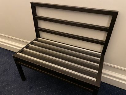 Meuble porte-valise en bois, à bordure métallique...