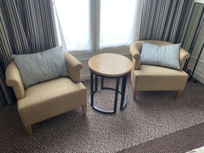 Ensemble de mobilier comprenant :

Deux petits...