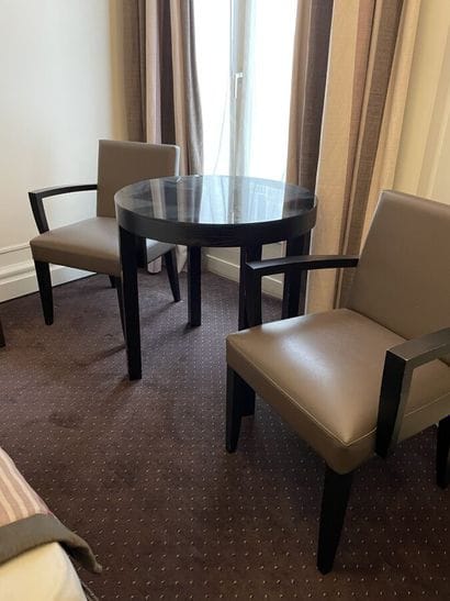 Deux fauteuils en bois garnis de skai taupe,...